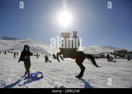 210123 -- PEKING, 23. Januar 2021 -- Menschen genießen Schnee in einem Skigebiet in Ankara, Türkei, 22. Januar. 2021. Foto von /Xinhua XINHUA FOTOS DES TAGES MustafaxKaya PUBLICATIONxNOTxINxCHN Stockfoto