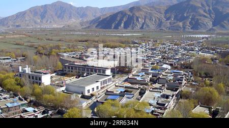 210123 -- LHASA, 23. Januar 2021 -- das am 20. März 2018 aufgenommene Foto zeigt die Ansicht von Khesum in der Stadt Shannan, der südwestchinesischen Autonomen Region Tibet. MIT ProsperityOnThePlateau: Helleres Leben im Dorf Pionierarbeit demokratische Reform CHINA-TIBET-KHESUM DORF-BESSERES LEBEN CN YuxGang PUBLICATIONxNOTxINxCHN Stockfoto