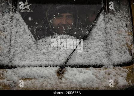 210123 -- SRINAGAR, 23. Januar 2021 -- ein Autorikscha-Fahrer schaut auf, wie er in Srinagar, der Sommerhauptstadt des von Indien kontrollierten Kaschmirs, am 23. Januar 2021, bei Schneefällen fährt. Ein Schneefall traf am Samstag das von Indianern kontrollierte Kaschmir. KASCHMIR-SRINAGAR-SNOWFALL JavedxDar PUBLICATIONxNOTxINxCHN Stockfoto