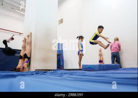 210124 -- SHANGHAI, 24. Januar 2021 -- Kinder nehmen an einem Tauchtraining an der Shanghai Yangpu District Junior Sports School in Shanghai, 19. Januar 2021 Teil. Die fünfjährige Taucherin Jiang Qiaochu hat im letzten Monat in der Shanghai Yangpu District Junior Sports School ihr Tauchtraining begonnen. Manchmal fühlt sie sich noch immer ängstlich und zögerlich, bevor sie von einer fünf Meter hohen Plattform einen Sprung macht. Aber sie lässt sich nie von der Angst überwältigen. Jiang ist eines der Kinder im Alter von 5 bis 7 Jahren, die seit Beginn der Winterferien an einem Tauchtraining in der Sportschule teilnehmen. Mit Stockfoto