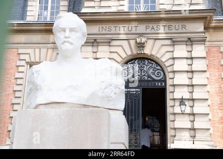 210125 -- PARIS, 25. Januar 2021 -- das am 21. April 2020 aufgenommene Foto zeigt einen Blick auf das Institut Pasteur in Paris, Frankreich. Das Institut Pasteur, eines der wichtigsten wissenschaftlichen Forschungszentren Frankreichs, gab am 25. Januar 2021 bekannt, dass es ein Entwicklungsprojekt für einen COVID-19-Impfstoffkandidaten eingestellt hat, der den Masernvektor verwendet, nachdem eine klinische Studie gezeigt hatte, dass er nicht gut genug für Immunantworten ist. Foto von Jack Chan/Xinhua FRANCE-PARIS-COVID-19-VACCINE PROJECT-OFF JiexKechen PUBLICATIONxNOTxINxCHN Stockfoto