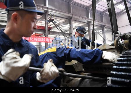 210126 -- CHONGQING, 26. Januar 2021 -- Techniker warten die Züge in der Werkstatt des Chongqing Passenger Abschnitts der China Railway Chengdu Group Co., Ltd. In Chongqing, Südwestchina, 26. Januar 2021. Chongqing Passenger Section der China Railway Chengdu Group Co., Ltd. Führt Instandhaltungsarbeiten für die wichtigsten Teile der Züge durch, um sich auf den jährlichen Reiserouten des Landes auf dem Frühlingsfest vorzubereiten. CHINA-CHONGQING-RAILWAY-MAINTENANCE CN TangxYi PUBLICATIONxNOTxINxCHN Stockfoto