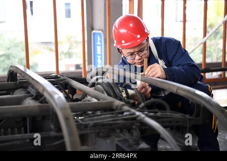 210126 -- CHONGQING, 26. Januar 2021 -- Ein Techniker unterhält einen Zug in der Werkstatt in Chongqing Passenger Section der China Railway Chengdu Group Co., Ltd. In Chongqing, Südwestchina, 26. Januar 2021. Chongqing Passenger Section der China Railway Chengdu Group Co., Ltd. Führt Instandhaltungsarbeiten für die wichtigsten Teile der Züge durch, um sich auf den jährlichen Reiserouten des Landes auf dem Frühlingsfest vorzubereiten. CHINA-CHONGQING-RAILWAY-MAINTENANCE CN TangxYi PUBLICATIONxNOTxINxCHN Stockfoto