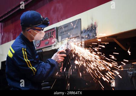 210126 -- CHONGQING, 26. Januar 2021 -- Ein Techniker unterhält einen Zug in der Werkstatt in Chongqing Passenger Section der China Railway Chengdu Group Co., Ltd. In Chongqing, Südwestchina, 26. Januar 2021. Chongqing Passenger Section der China Railway Chengdu Group Co., Ltd. Führt Instandhaltungsarbeiten für die wichtigsten Teile der Züge durch, um sich auf den jährlichen Reiserouten des Landes auf dem Frühlingsfest vorzubereiten. CHINA-CHONGQING-RAILWAY-MAINTENANCE CN TangxYi PUBLICATIONxNOTxINxCHN Stockfoto