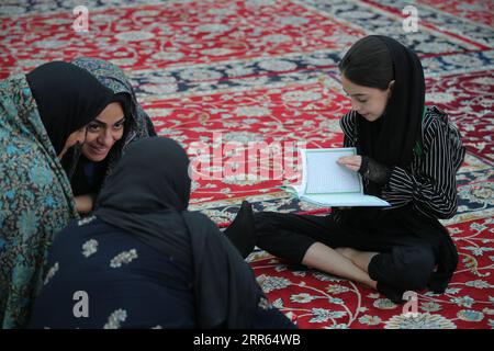 Shahr-e-Ray, Teheran, Iran. September 2023. Ein junges iranisches Mädchen liest Quran am Schrein des schiitischen Heiligen Abdulazim während der Trauerzeremonie in Arbaeen in Shahr-e-Ray, südlich von Teheran. Arbaeen feiert den 40. Tag der Trauer nach dem Tod des Enkels Hussein des Propheten Mohammed im siebten Jahrhundert durch die muslimischen Umayyaden in der Schlacht von Karbala, im heutigen Irak, während des turbulenten ersten Jahrhunderts der Geschichte des Islam. (Bild: © Rouzbeh Fouladi/ZUMA Press Wire) NUR REDAKTIONELLE VERWENDUNG! Nicht für kommerzielle ZWECKE! Stockfoto