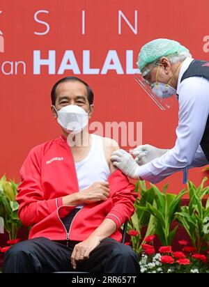 210127 -- JAKARTA, 27. Januar 2021 -- der indonesische Präsident Joko Widodo L erhält seine zweite Injektion des COVID-19-Impfstoffs, der vom chinesischen biopharmazeutischen Unternehmen Sinovac Biotech im Präsidentenpalast in Jakarta, Indonesien, am 27. Januar 2021 entwickelt wurde. Jokowi erhielt seine erste Aufnahme des COVID-19-Impfstoffs am 13. Januar. /Presidential Press Bureau/Handout via Xinhua INDONESIA-JAKARTA-COVID-19-PRESIDENT-VACCINE-SECOND INJECTION MuchlisxJr PUBLICATIONxNOTxINxCHN Stockfoto