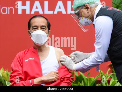 Nachrichten Themen der Woche KW04 210127 -- JAKARTA, 27. Januar 2021 -- der indonesische Präsident Joko Widodo L erhält seine zweite Injektion des COVID-19-Impfstoffs, der vom chinesischen biopharmazeutischen Unternehmen Sinovac Biotech im Präsidentenpalast in Jakarta, Indonesien, am 27. Januar 2021 entwickelt wurde. Jokowi erhielt seine erste Aufnahme des COVID-19-Impfstoffs am 13. Januar. /Presidential Press Bureau/Handout via Xinhua INDONESIA-JAKARTA-COVID-19-PRESIDENT-VACCINE-SECOND INJECTION MuchlisxJr PUBLICATIONxNOTxINxCHN Stockfoto