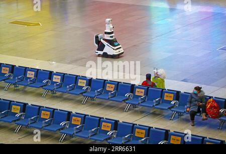 210128 -- PEKING, 28. Januar 2021 -- Ein Desinfektions- und Temperaturkontrollroboter patrouilliert, um die Wartehalle des Nordbahnhofs Shenyang in Shenyang, Hauptstadt der nordöstlichen Provinz Liaoning, am 28. Januar 2021 zu desinfizieren. Xinhua Schlagzeilen: China erwartet weniger Frühlingsfest Reisen unter Epidemiekontrolle YangxQing PUBLICATIONxNOTxINxCHN Stockfoto