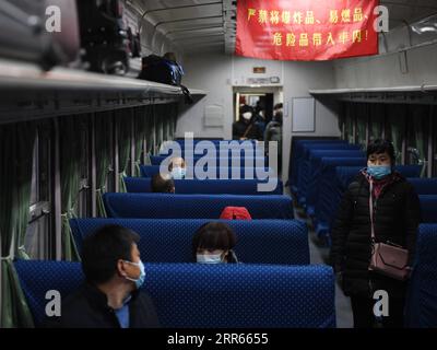 210128 -- PEKING, 28. Januar 2021 -- Passagiere machen sich bereit, mit dem Zug 3603 von Peking nach Chongqing, in Peking, Hauptstadt von China, 28. Januar 2021 zu fahren. Das Spring Festival Travel Rush, bekannt als die weltweit größte jährliche Migration von Menschen, dauert 40 Tage vom 28. Januar bis zum 8. März dieses Jahres. CHINA-SPRING FESTIVAL-TRAVEL RUSH CN ZHANGXCHENLIN PUBLICATIONXNOTXINXCHN Stockfoto