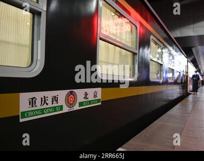 210128 -- PEKING, 28. Januar 2021 -- der Zug 3603 von Peking nach Chongqing Parks am Beijing Railway Station, in Peking, Hauptstadt von China, 28. Januar 2021. Das Spring Festival Travel Rush, bekannt als die weltweit größte jährliche Migration von Menschen, dauert 40 Tage vom 28. Januar bis zum 8. März dieses Jahres. CHINA-SPRING FESTIVAL-TRAVEL RUSH CN ZHANGXCHENLIN PUBLICATIONXNOTXINXCHN Stockfoto