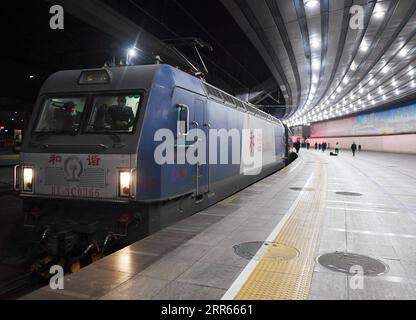 210128 -- PEKING, 28. Januar 2021 -- der Zug 3603 von Peking nach Chongqing Parks am Beijing Railway Station, in Peking, Hauptstadt von China, 28. Januar 2021. Das Spring Festival Travel Rush, bekannt als die weltweit größte jährliche Migration von Menschen, dauert 40 Tage vom 28. Januar bis zum 8. März dieses Jahres. CHINA-SPRING FESTIVAL-TRAVEL RUSH CN ZHANGXCHENLIN PUBLICATIONXNOTXINXCHN Stockfoto