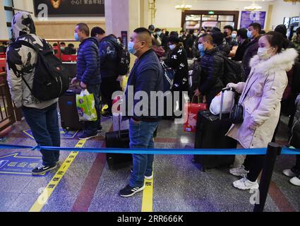 210128 -- PEKING, 28. Januar 2021 -- Passagiere warten auf den Check-in am Beijing Railway Station, in Peking, Hauptstadt von China, 28. Januar 2021. Das Spring Festival Travel Rush, bekannt als die weltweit größte jährliche Migration von Menschen, dauert 40 Tage vom 28. Januar bis zum 8. März dieses Jahres. CHINA-SPRING FESTIVAL-TRAVEL RUSH CN ZHANGXCHENLIN PUBLICATIONXNOTXINXCHN Stockfoto