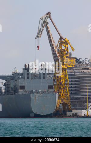 „Giraffa“ - eine Kunstinstallation von James Micallef Grimaud auf einem 150 Tonnen schweren Kran am Hafen, der die Illusion erweckt, es sei eine Giraffe, Valletta, Malta. Stockfoto