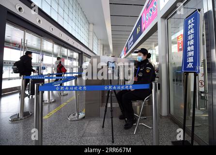 210128 -- PEKING, 28. Januar 2021 -- Passagiere passieren die Infrarot-berührungslose Temperaturkontrolle am Hefei Südbahnhof in Hefei, Hauptstadt der ostchinesischen Provinz Anhui, 28. Januar 2021. Xinhua Schlagzeilen: China erwartet weniger Frühlingsfest Reisen unter Epidemiekontrolle ZhouxMu PUBLICATIONxNOTxINxCHN Stockfoto