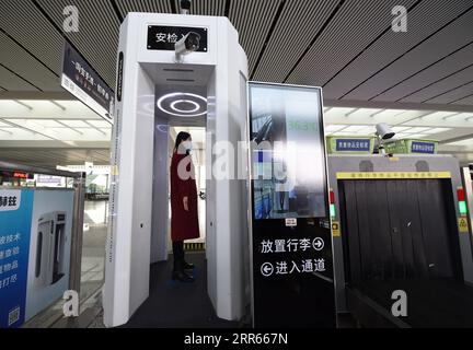 210128 -- PEKING, 28. Januar 2021 -- Ein Passagier geht durch eine Maschine, die sowohl die Temperatur- als auch die Sicherheitskontrolle am Hefei Südbahnhof in Hefei, der Hauptstadt der ostchinesischen Provinz Anhui, am 28. Januar 2021 hat. Xinhua Schlagzeilen: China erwartet weniger Frühlingsfest Reisen unter Epidemiekontrolle ZhouxMu PUBLICATIONxNOTxINxCHN Stockfoto