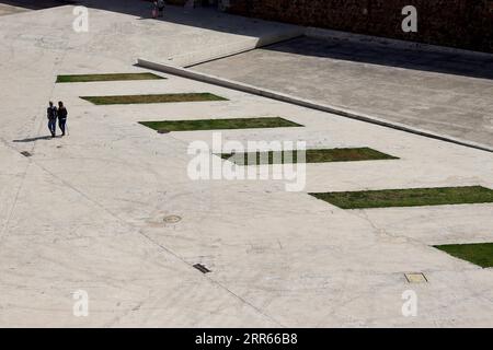 Blick hinunter in den großen offenen Bereich der Plaza de Armas, monumentale Gruppe der königlichen Mauerbefestigung in Ceuta, Spanien, April 2023. Stockfoto