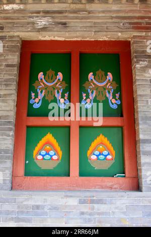 Farbfenster im tibetischen Stil in einem Tempel, Nahaufnahme des Fotos Stockfoto