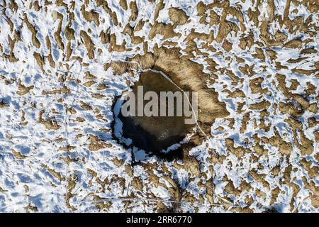 210129 -- PEKING, 29. Januar 2021 -- Luftaufnahme vom 28. Januar 2021 zeigt ein Sinkloch in Mecencani, Kroatien. Seit einem Erdbeben der Stärke 6,4, das Mitte Kroatiens Ende Dezember 2020 heimsuchte, sind insgesamt 51 Sinklöcher entstanden. /Pixsell über Xinhua XINHUA FOTOS DES TAGES IgorxKralj PUBLICATIONxNOTxINxCHN Stockfoto