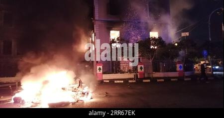 210129 -- BEIRUT, 29. Januar 2021 -- Demonstranten setzten am 28. Januar 2021 das Gemeindezentrum von Tripoli im Nordlibanon in Brand. Die Proteste gegen die COVID-19-Abriegelung und die Wirtschaftskrise des Landes setzten sich am vierten Tag in Folge in der Stadt fort, berichtete die Elnashra-Nachrichtenwebsite. Foto von /Xinhua LEBANON-TRIPOLI-LOCKDOWN-PROTEST Khaled PUBLICATIONxNOTxINxCHN Stockfoto