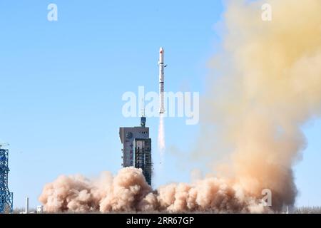 News Bilder des Tages 210130 -- PEKING, 30. Januar 2021 -- Eine lange März-4C-Rakete, die die zweite Gruppe von Chinas Yaogan-31-Fernerkundungssatelliten trägt, startet vom Jiuquan Satellite Launch Center im Nordwesten Chinas, 29. Januar 2021. Foto von /Xinhua XINHUA FOTOS DES TAGES WangxJiangbo PUBLICATIONxNOTxINxCHN Stockfoto