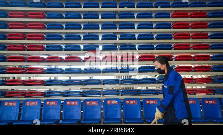 210131 -- PEKING, 31. Januar 2021 -- Ein Mitarbeiter arbeitet in einem provisorischen Krankenhaus, das aus einem Gymnasium in Tonghua, nordöstliche chinesische Provinz Jilin, 30. Januar 2021 umgebaut wurde. Ein lokales Gymnasium wurde in ein provisorisches Krankenhaus für die 14-tägige Rehabilitation von Patienten umgewandelt, die von COVID-19 erholt wurden. Das Krankenhaus umfasst eine Fläche von 5.300 Quadratmetern und verfügt über 310 Betten. XINHUA FOTOS DES TAGES XuxChang PUBLICATIONxNOTxINxCHN Stockfoto