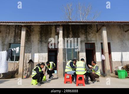 210131 -- NANCHANG, 31. Januar 2021 -- Protektoren für Zugvögel essen nach Patrouillen auf der Kangshan Farm im Yugan County, ostchinesische Provinz Jiangxi, 15. Januar 2021. LEI Xiaoyong ist Leiter der Wildtier- und Pflanzenschutzstation der Forstverwaltung des Yugan County. Eine der Aufgaben von Lei und seinen Kollegen ist es, Zugvögel am Poyang-See zu schützen, dem größten Süßwassersee Chinas und einem wichtigen Überwinterungsort für Wasservögel in Asien. In diesem Winter flog eine große Anzahl von weißen Kranichen zum Überwintern zur Kangshan Farm in Yugan, mit fast 3.000 an der Spitze Stockfoto