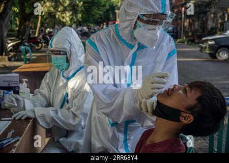 210201 -- DENPASAR, 1. Februar 2021 -- Ein medizinischer Mitarbeiter nimmt eine Nasenabstrichprobe für COVID-19-Tests in Denpasar, Bali, Indonesien, 1. Februar 2021. Die COVID-19-Fälle in Indonesien stiegen innerhalb eines Tages um 10.994 auf 1.089.308, wobei die Zahl der Todesopfer um 279 auf 30 277 stieg, teilte das Gesundheitsministerium am Montag mit. Foto: /Xinhua INDONESIA-BALI-DENPASAR-COVID-19-CASES Bisinglasi PUBLICATIONxNOTxINxCHN Stockfoto