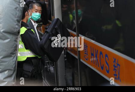 210201 -- HONG KONG, 1. Februar 2021 -- Jimmy Lai Chee-Ying verlässt das Gericht der Sonderverwaltungsregion Hongkong in Hongkong, Südchina, 1. Februar 2021. Das Berufungsgericht der HKSAR am Montag beschloss, die Kautionsentscheidung des Gründers der Mediengruppe Next Digital Jimmy Lai Chee-ying wegen Verbrechen gegen die nationale Sicherheit zu verschieben. Lai wurde nach der Entscheidung des Gerichts weiterhin in Haft genommen, bis das Verfahren anhängig war. CHINA-HONG KONG-JIMMY LAI-CUSTODY CN LUIXSIUXWAI PUBLICATIONXNOTXINXCHN Stockfoto