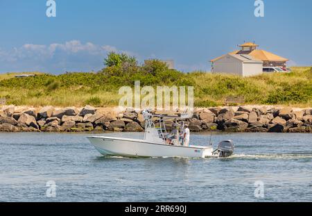 Eine Gruppe von Kerlen, die auf einem kleinen Motorboot aus montauk fahren Stockfoto