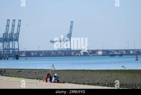 210202 -- HAUPTSTADT-GOUVERNEMENT, 2. Februar 2021 -- Menschen sitzen an einem Strand im Hauptstadt-Gouvernement, Kuwait, 2. Februar 2021. Foto von /Xinhua KUWAIT-HAUPTSTADT GOUVERNEMENT-STRAND BLICK Asad PUBLICATIONxNOTxINxCHN Stockfoto