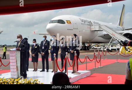 Uganda, Flugzeugtaufe eines Airbus A330Neo von Uganda Airlines am ENTEBBE Airport 210203 -- ENTEBBE, 3. Februar 2021 -- Premierminister Ruhakana Rugunda L, Front spricht anlässlich des Empfangs des zweiten Airbus A330neo auf dem Entebbe International Airport im Bezirk Wakiso, Zentralregion Uganda, 2. Februar 2021. Uganda erhielt am Dienstag seinen zweiten Airbus A330neo, womit die Flotte auf sechs Flugzeuge gestiegen ist, da die nationale Fluggesellschaft Uganda Airlines ihre Bemühungen zur Wiederbelebung fortsetzt. Die A330neo landete am Entebbe International Airport, 40 km südlich der Hauptstadt Kampala auf Tu Stockfoto