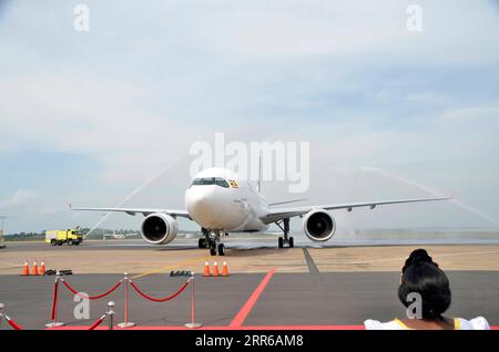 Uganda, Flugzeugtaufe eines Airbus A330Neo von Uganda Airlines am ENTEBBE Airport 210203 -- ENTEBBE, 3. Februar 2021 -- Airbus A330neo erhält bei seiner Ankunft am Entebbe International Airport im Bezirk Wakiso, Zentralregion von Uganda, 2. Februar 2021 eine Wasserkanone. Uganda erhielt am Dienstag seinen zweiten Airbus A330neo, womit die Flotte auf sechs Flugzeuge gestiegen ist, da die nationale Fluggesellschaft Uganda Airlines ihre Bemühungen zur Wiederbelebung fortsetzt. Die A330neo landete am Dienstag am Entebbe International Airport, 40 km südlich der Hauptstadt Kampala, als nur wenige Gäste wegen COVID eingeladen wurden Stockfoto