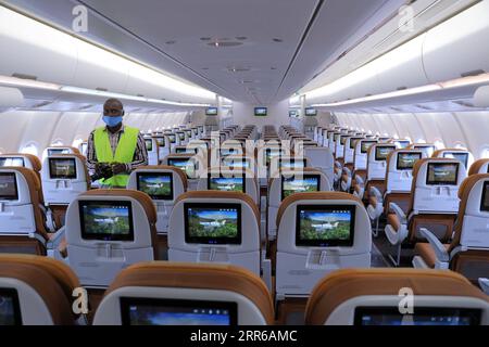 Uganda, Flugzeugtaufe eines Airbus A330Neo von Uganda Airlines am ENTEBBE Airport 210203 -- ENTEBBE, 3. Februar 2021 -- das Innere des Airbus A330neo wird am Entebbe International Airport im Bezirk Wakiso, Zentralregion von Uganda, 2. Februar 2021 gesehen. Uganda erhielt am Dienstag seinen zweiten Airbus A330neo, womit die Flotte auf sechs Flugzeuge gestiegen ist, da die nationale Fluggesellschaft Uganda Airlines ihre Bemühungen zur Wiederbelebung fortsetzt. Die A330neo landete am Dienstag auf dem Entebbe International Airport, 40 km südlich der Hauptstadt Kampala, als nur wenige Gäste aufgrund der COVID-19-Richtlinien zujubeln Stockfoto