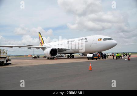 Uganda, Flugzeugtaufe eines Airbus A330Neo von Uganda Airlines am ENTEBBE Airport 210203 -- ENTEBBE, 3. Februar 2021 -- das Flugzeug A330neo wird am Entebbe International Airport im Bezirk Wakiso, Zentralregion von Uganda, 2. Februar 2021 gesehen. Uganda erhielt am Dienstag seinen zweiten Airbus A330neo, womit die Flotte auf sechs Flugzeuge gestiegen ist, da die nationale Fluggesellschaft Uganda Airlines ihre Bemühungen zur Wiederbelebung fortsetzt. Die A330neo landete am Dienstag auf dem Entebbe International Airport, 40 km südlich der Hauptstadt Kampala, als nur wenige geladene Gäste aufgrund der COVID-19-Richtlinien jubelten. Das Land erhält Stockfoto