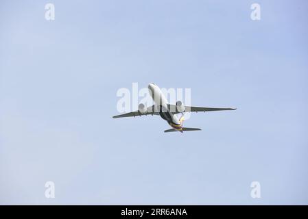 Uganda, Flugzeugtaufe eines Airbus A330Neo von Uganda Airlines am ENTEBBE Airport 210203 -- ENTEBBE, 3. Februar 2021 -- der Airbus A330neo fliegt in der Nähe des internationalen Flughafens Entebbe im Bezirk Wakiso, Zentralregion von Uganda, 2. Februar 2021. Uganda erhielt am Dienstag seinen zweiten Airbus A330neo, womit die Flotte auf sechs Flugzeuge gestiegen ist, da die nationale Fluggesellschaft Uganda Airlines ihre Bemühungen zur Wiederbelebung fortsetzt. Die A330neo landete am Dienstag auf dem Entebbe International Airport, 40 km südlich der Hauptstadt Kampala, als nur wenige geladene Gäste aufgrund der COVID-19-Richtlinien jubelten. Das Land Stockfoto