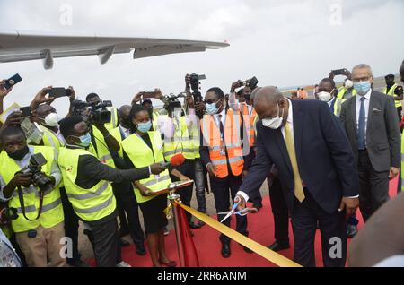 Uganda, Flugzeugtaufe eines Airbus A330Neo von Uganda Airlines am ENTEBBE Airport 210203 -- ENTEBBE, 3. Februar 2021 -- Premierminister Ruhakana Rugunda 2., R, schneidet das Band anlässlich des Empfangs des zweiten Airbus A330neo am Entebbe International Airport im Bezirk Wakiso, Zentralregion von Uganda, 2. Februar 2021. Uganda erhielt am Dienstag seinen zweiten Airbus A330neo, womit die Flotte auf sechs Flugzeuge gestiegen ist, da die nationale Fluggesellschaft Uganda Airlines ihre Bemühungen zur Wiederbelebung fortsetzt. Die A330neo landete am Entebbe International Airport, 40 km südlich der Hauptstadt Kampala Stockfoto