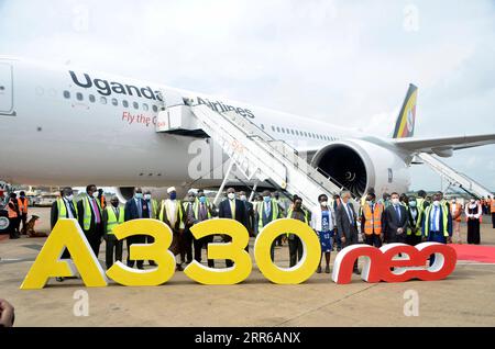 Uganda, Flugzeugtaufe eines Airbus A330Neo von Uganda Airlines am ENTEBBE Airport 210203 -- ENTEBBE, 3. Februar 2021 -- Gäste posieren für ein Gruppenfoto anlässlich des Empfangs des zweiten Airbus A330neo auf dem Entebbe International Airport im Bezirk Wakiso, Zentralregion Uganda, 2. Februar 2021. Uganda erhielt am Dienstag seinen zweiten Airbus A330neo, womit die Flotte auf sechs Flugzeuge gestiegen ist, da die nationale Fluggesellschaft Uganda Airlines ihre Bemühungen zur Wiederbelebung fortsetzt. Die A330neo landete am Dienstag auf dem Entebbe International Airport, 40 km südlich der Hauptstadt Kampala Stockfoto