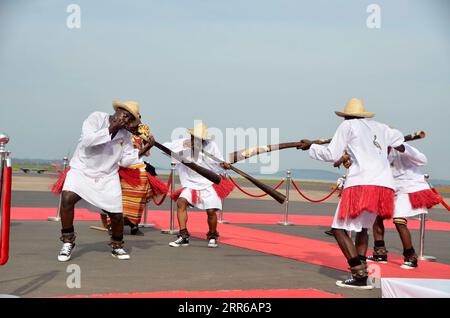 Uganda, Flugzeugtaufe eines Airbus A330Neo von Uganda Airlines am ENTEBBE Airport 210203 -- ENTEBBE, 3. Februar 2021 -- Eine traditionelle Tanzgruppe unterhält Gäste anlässlich des Empfangs des zweiten Airbus A330neo auf dem Entebbe International Airport im Bezirk Wakiso, Zentralregion von Uganda, 2. Februar 2021. Uganda erhielt am Dienstag seinen zweiten Airbus A330neo, womit die Flotte auf sechs Flugzeuge gestiegen ist, da die nationale Fluggesellschaft Uganda Airlines ihre Bemühungen zur Wiederbelebung fortsetzt. Die A330neo landete am Entebbe International Airport, 40 km südlich der Hauptstadt Kampala auf Tuesda Stockfoto