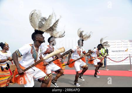 Uganda, Flugzeugtaufe eines Airbus A330Neo von Uganda Airlines am ENTEBBE Airport 210203 -- ENTEBBE, 3. Februar 2021 -- Eine traditionelle Tanzgruppe unterhält Gäste anlässlich des Empfangs des zweiten Airbus A330neo auf dem Entebbe International Airport im Bezirk Wakiso, Zentralregion von Uganda, 2. Februar 2021. Uganda erhielt am Dienstag seinen zweiten Airbus A330neo, womit die Flotte auf sechs Flugzeuge gestiegen ist, da die nationale Fluggesellschaft Uganda Airlines ihre Bemühungen zur Wiederbelebung fortsetzt. Die A330neo landete am Entebbe International Airport, 40 km südlich der Hauptstadt Kampala auf Tuesda Stockfoto