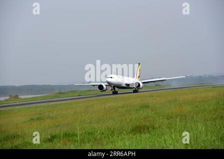 Uganda, Flugzeugtaufe eines Airbus A330Neo von Uganda Airlines am ENTEBBE Airport 210203 -- ENTEBBE, 3. Februar 2021 -- der Airbus A330neo wird am Entebbe International Airport im Bezirk Wakiso, Zentralregion von Uganda, 2. Februar 2021 gesehen. Uganda erhielt am Dienstag seinen zweiten Airbus A330neo, womit die Flotte auf sechs Flugzeuge gestiegen ist, da die nationale Fluggesellschaft Uganda Airlines ihre Bemühungen zur Wiederbelebung fortsetzt. Die A330neo landete am Dienstag auf dem Entebbe International Airport, 40 km südlich der Hauptstadt Kampala, als nur wenige geladene Gäste aufgrund der COVID-19-Richtlinien jubelten. Das Land Stockfoto