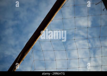 Die Querstrebe eines Fußballtores gegen den blauen Himmel voller Wolken. Salvador, Bahia. Stockfoto