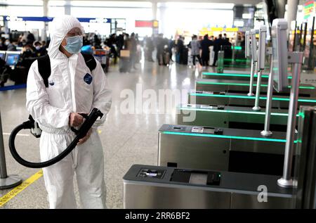 210204 -- PEKING, 4. Februar 2021 -- Ein Mitarbeiter desinfiziert Einrichtungen am Shanghai Hongqiao Station im ostchinesischen Shanghai, 3. Februar 2021. XINHUA FOTOS DES TAGES ChenxFei PUBLICATIONxNOTxINxCHN Stockfoto