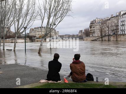 210204 -- PEKING, 4. Februar 2021 -- die Menschen betrachten die überfluteten Ufer der seine nach den anhaltenden Regenfällen in Paris, Frankreich, 3. Februar 2021. XINHUA-FOTOS DES TAGES GaoxJing PUBLICATIONxNOTxINxCHN Stockfoto