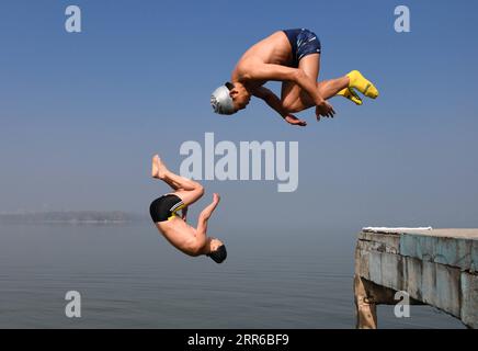 210204 -- PEKING, 4. Februar 2021 -- Winterschwimmbegeisterte tauchen in das Wasser in Wuhan, zentralchinesische Provinz Hubei, 2. Februar 2021. XINHUA FOTOS DES TAGES ChengxMin PUBLICATIONxNOTxINxCHN Stockfoto