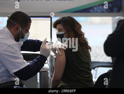 210204 -- PEKING, 4. Februar 2021 -- Eine Frau erhält am 3. Februar 2021 den COVID-19-Impfstoff in einem Gesundheitszentrum in Jerusalem. Foto von /Xinhua XINHUA FOTOS DES TAGES MuammarxAwad PUBLICATIONxNOTxINxCHN Stockfoto