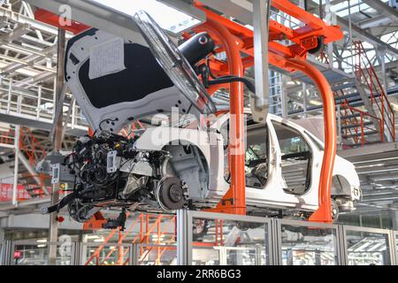 210204 -- PEKING, 4. Februar 2021 -- Ein halbfertiges Auto wird in der Generalmontagewerkstatt der Produktionsstätte Changchun unter der FAW-Volkswagen Automotive Co., Ltd. Gesehen FAW-VW in Changchun, Provinz Jilin im Nordosten Chinas, 5. Januar 2021. Die jüngsten Daten von FAW-VW zeigten, dass das Unternehmen im Januar dieses Jahres 241.587 komplette Fahrzeuge einschließlich importierter Audi-Fahrzeuge verkaufte, was einem Wachstum von 27,7 Prozent gegenüber dem Vorjahr entspricht. XINHUA FOTOS DES TAGES ZhangxNan PUBLICATIONxNOTxINxCHN Stockfoto