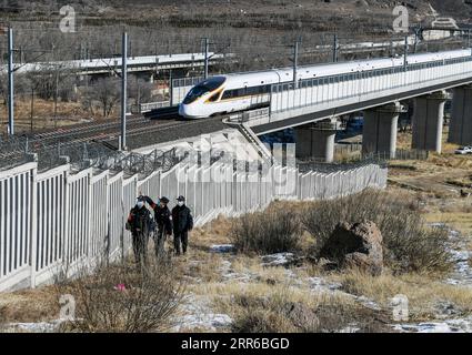 210204 -- PEKING, 4. Februar 2021 -- Polizeibeamte der Hohhot-Eisenbahn-Sektion für öffentliche Sicherheit sind auf Patrouille entlang der Zhangjiakou-Hohhot-Hochgeschwindigkeitsbahn in Ulanqab der Autonomen Region Innere Mongolei in Nordchina, 3. Februar 2021. XINHUA FOTOS DES TAGES BeixHe PUBLICATIONxNOTxINxCHN Stockfoto