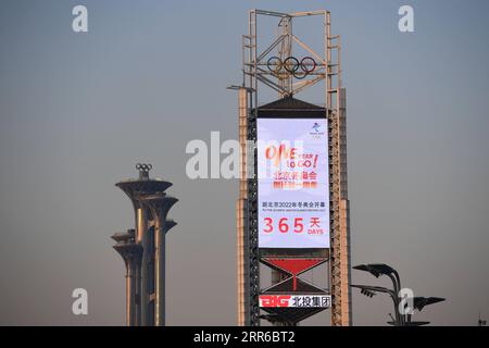 210204 -- PEKING, 4. Februar 2021 -- Foto vom 4. Februar 2021 zeigt eine Countdown-Anzeige im Beijing Olympic Park in Peking, der Hauptstadt Chinas. Xinhua Schlagzeilen-Countdown zu Peking 2022: Olympische Fackel in einem Jahr Countdown zu Peking 2022 JuxHuanzong PUBLICATIONxNOTxINxCHN enthüllt Stockfoto