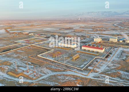 210205 -- HORGOS, 5. Februar 2021 -- Luftaufnahme, aufgenommen am 4. Februar 2021, zeigt eine allgemeine Ansicht der ersten Kompressorstation von Horgos der West Pipeline Company unter China Oil & Gas Pipeline Network Corporation PipeChina in Horgos, der nordwestchinesischen Autonomen Region Xinjiang Uygur. Die erste Kompressorstation von Horgos ist die erste Station der China-Zentralasien-Gaspipeline in China und ein wichtiger Punkt der West-Ost-Gaspipeline in China. Während der Winterheizsaison werden täglich mehr als 140 Millionen Kubikmeter Erdgas durch die Station geleitet, bis hin zu den Häusern und Stockfoto