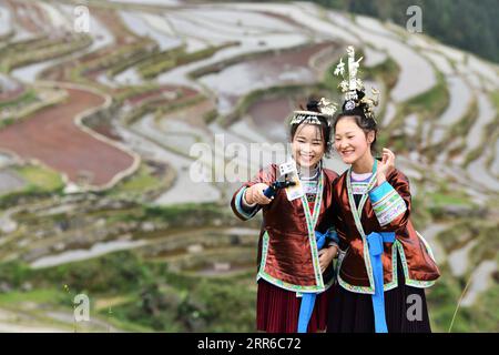 210205 -- GUIYANG, 5. Februar 2021 -- Wu Xianyan und die Studentin Liang Qiongying fördern den lokalen Tourismus über Live-Streaming im Jiache Village, Jiabang Township in Congjiang County, Provinz Guizhou im Südwesten Chinas, 19. April 2020. Guizhou, eine Region auf Provinzebene mit der größten Bevölkerung armer Menschen, hat seit 2012 mehr als 9 Millionen Menschen aus der Armut befreit. CHINA-GUIZHOU-ARMUTSBEKÄMPFUNG-LÄCHELN CN YANGXWENBIN PUBLICATIONXNOTXINXCHN Stockfoto